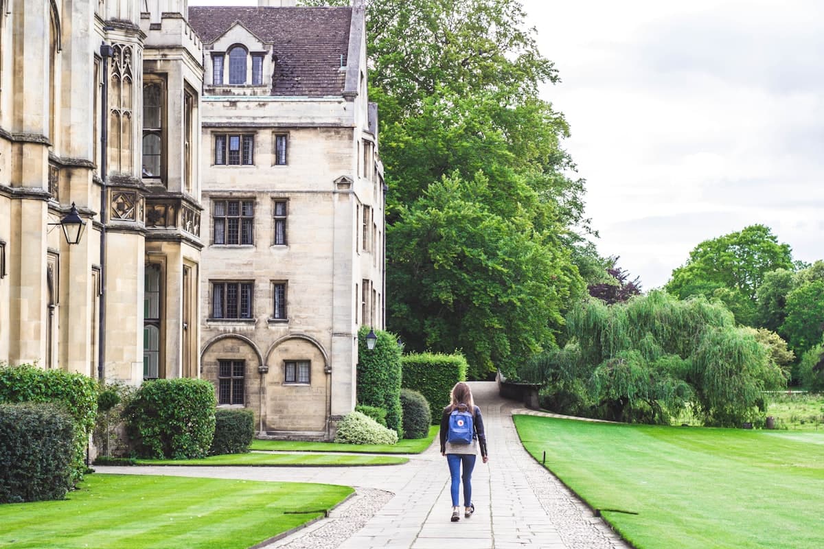 英国大学英语不必精通:财政压力如何重塑录取门槛